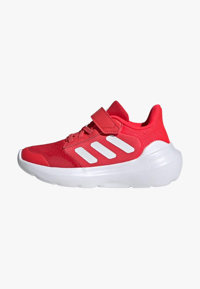 Rode sportieve schoen met een bovenwerk van mesh, witte accenten en een verstelbare klittenbandsluiting. Gevoerde witte zool met getextureerde patronen voor grip.