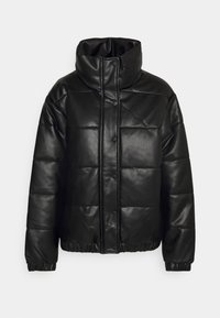 Veste rembourrée noire en faux cuir brillant. Elle possède un col montant, une fermeture à boutons-pression, et des poignets et un ourlet élastiques pour un ajustement près du corps.