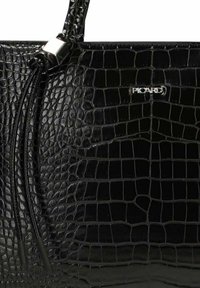 Bolso de mano de cuero negro con estampado de cocodrilo, detalle de asa anudada y logo plateado de "PICARD" en la parte frontal.