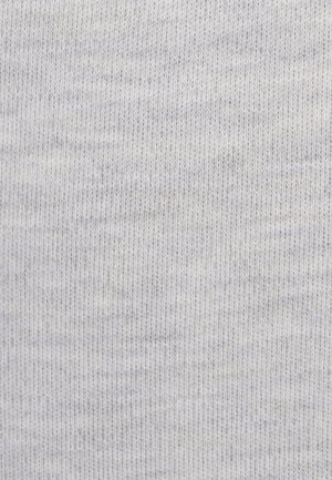 Tessuto grigio chiaro con una fine texture a coste, caratterizzato da sottili variazioni di tonalità. Materiale morbido e elastico, ideale per l'abbigliamento casual.