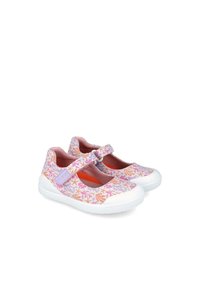 Zapatos planos con un patrón rosa y naranja en una parte superior de textil, que cuentan con una correa de Velcro, suela de goma blanca y un suave forro interior.