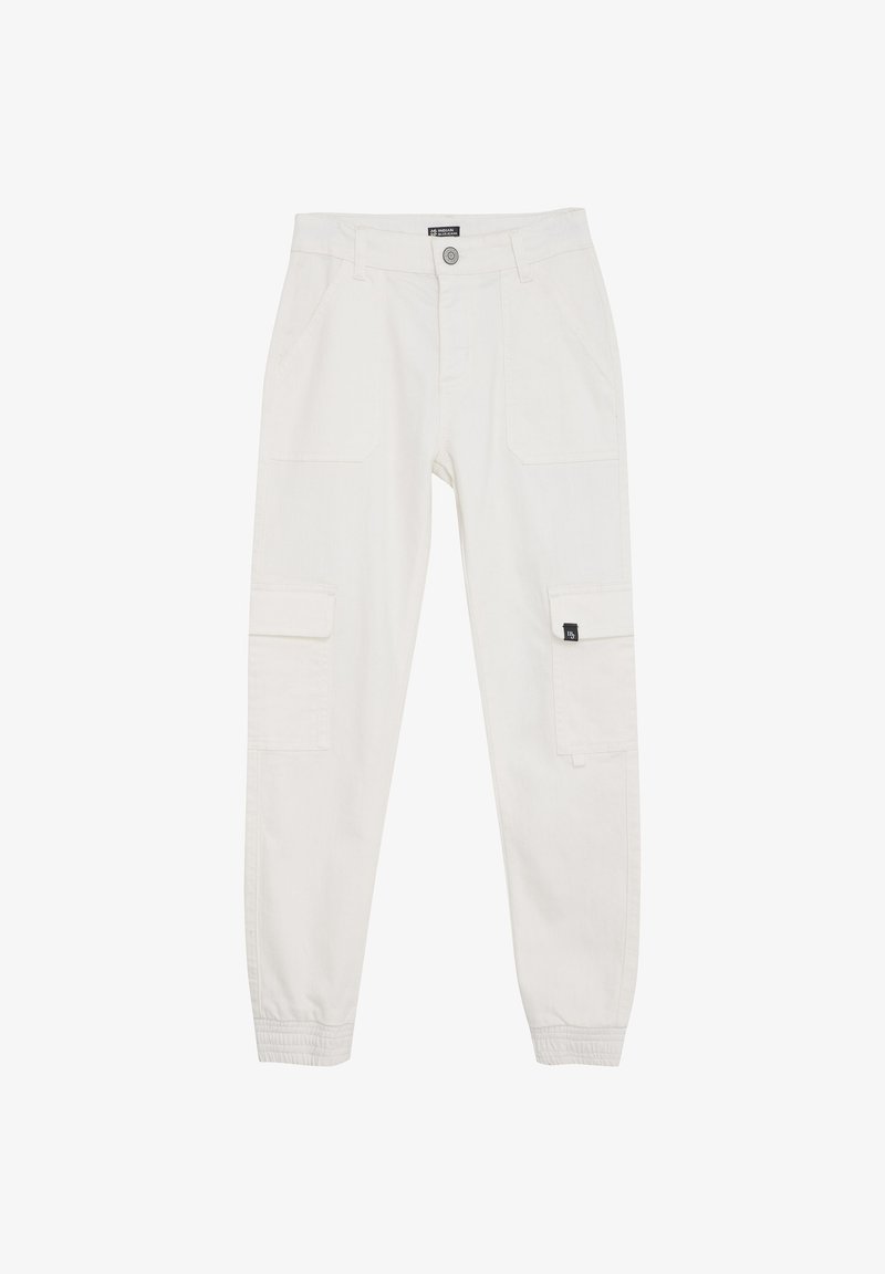 Witte cargo broek van katoen met een elastische tailleband. Beschikt over twee zijzakken en twee grote cargozakken. Duidelijk logo-label op de zak.