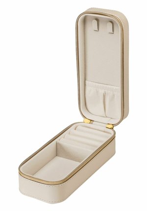 Beige sieradendoos met ritssluiting en gevoerde ringhouder, open deksel met twee oorspeldvakjes en een klein elastisch zakje aan de binnenkant.