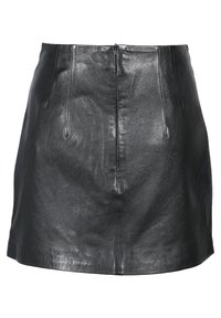 Zwarte leren rok met een gladde textuur, aansluitende pasvorm en een rits aan de achterkant. Bevat verticale naden en geen verdere patronen of accenten.