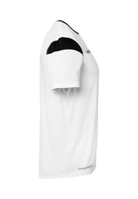 Witte atletische t-shirt met korte mouwen, een zwart accent op de schouder en "smartbreathe" branding nabij de zoom. Zachte textuur.