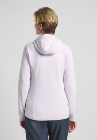 Sweatshirt à capuche violet clair avec une texture lisse, un design ajusté et des manches longues, présentant des détails de couture et un fit confortable.