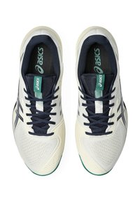 Witte en marineblauwe sportschoenen met een bovenwerk van textiel, vetersluiting, ademende meshpanelen en een kenmerkend logo op de zijkant.