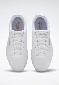 Baskets blanches Reebok avec une tige en cuir lisse, bout rond, lacets, col rembourré et détails subtils du logo en or.