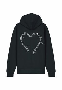 Felpa nera con cappuccio regolabile e polsini a coste. Presenta un testo bianco disposto a forma di cuore sul retro, realizzato in tessuto morbido.