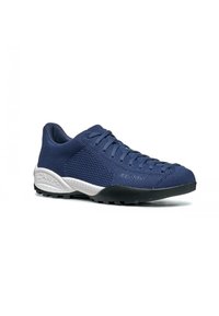 Zapatilla deportiva de malla en navy con suela de goma gris y negra, diseño de cordones, puntera redondeada y detalles texturizados en el material superior.