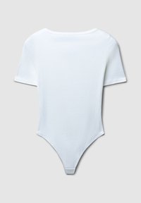 Body bianco a maniche corte con scollatura rotonda, realizzato in tessuto liscio, presenta uno slip thong sul fondo e cuciture minime per un aspetto pulito.