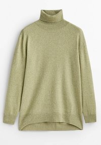 Pull à col roulé tricoté vert olive clair avec manches longues, poignets et ourlet côtelés, légèrement plus long à l'arrière.
