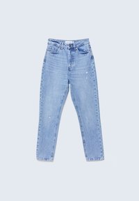 Jean en denim bleu clair taille haute avec légère usure sur l'avant des cuisses, style cinq poches et fermeture par boutons.