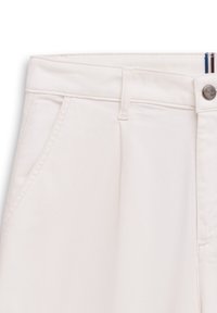 Weiße Hosen werden präsentiert, mit einer glatten Textur, einer Vordertasche und einem silbernen Knopfverschluss an der Taille.