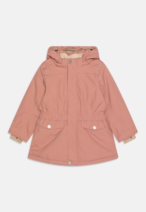 Parka impermeabile rosa con cappuccio, vita elastica, due tasche frontali e bottoni a pressione argentati; foderata con un materiale morbido.