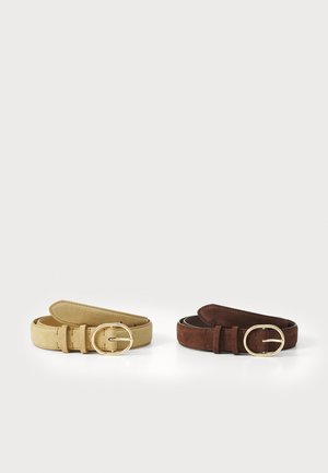 Kaks seemisnahast vööd: üks heleda beeži värvusega kuldse ringikujulise konksuga ja teine tumepruun sama tüüpi konksuga. Mõlemal on õmblusdetailid.