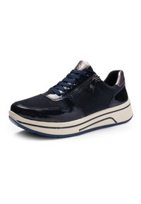 Marineblauwe sneaker met accenten van lakleer, donkerblauwe veters, zijrits en een crèmewitte zool met blauw loopvlak.
