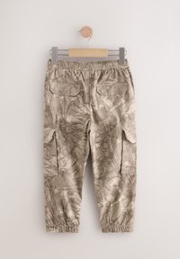 Pantaloni cargo beige con motivo mimetico, dotati di vita elastica, due tasche posteriori e tasche cargo laterali. Realizzati in tessuto leggero.
