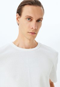 Koton - T-shirt basic