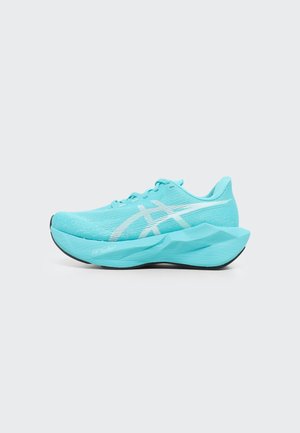 Chaussure de course bleu clair avec logo blanc, semelle épaisse et matelassée étiquetée "FF Turbo," et dessus en mesh, montrée de profil sur un fond gris.