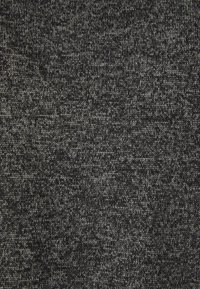 Tessuto a maglia in tonalità di grigio scuro con un motivo testurizzato, caratterizzato da una combinazione di fibre chiare e scure.