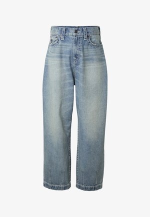 Vaqueros azules de mezclilla de talle alto y pierna ancha con bolsillos delanteros y traseros, cierre de botón y detalles sutilmente desgastados.