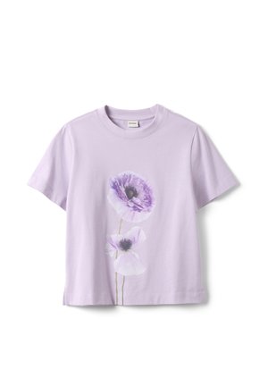Camicia a maniche corte di colore viola chiaro con due grandi stampe di fiori viola e bianchi sul davanti, presentata su sfondo bianco.