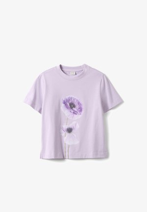 Helllila Kurzarmhemd mit zwei großen lila-weißen Blumenmustern auf der Vorderseite, dargestellt auf weißem Hintergrund.