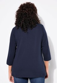 Ulla Popken MODERN 3/4 SLEEVE GRAPHIC  - Långärmad tröja - navy blue