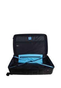 Schwarzer Hartschalenkoffer mit blauer Innenauskleidung; Merkmale sind Reißverschlussfächer, verstellbare Gurte und leichtlaufende Rollen.