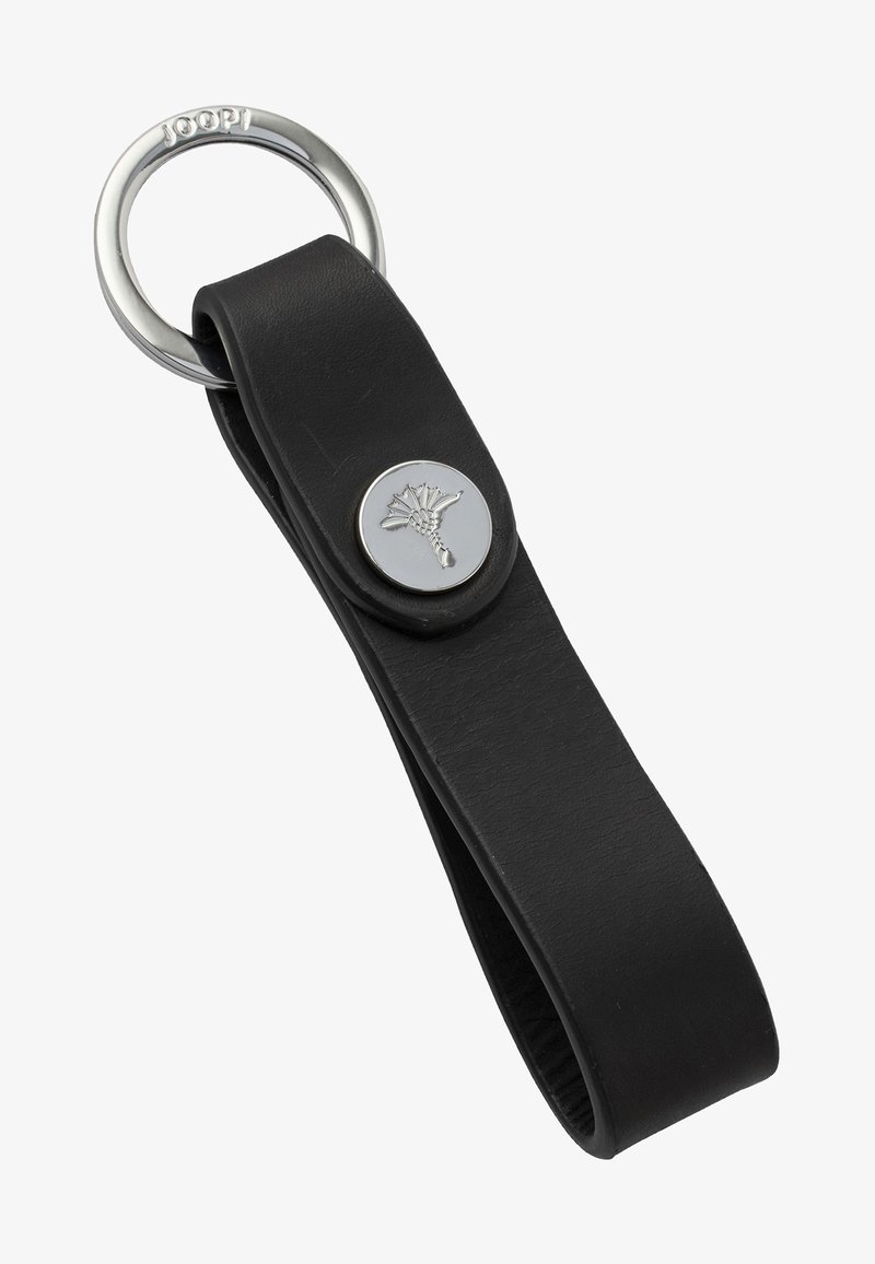 Svart lädernyckelring med en cirkulär silvermetallring och en knapp med blommotiv. Slät textur, enkelt design.