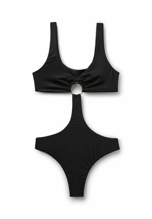 Schwarzer Einteiler mit Ausschnitt vorne, verbunden durch einen runden Metallring, mit breiten Schulterriemen und hoch ausgeschnittenen Beinöffnungen.