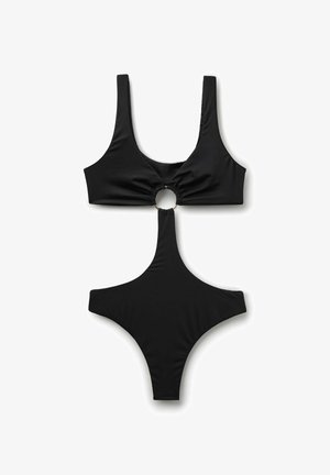 Schwarzer Einteiler mit Ausschnitt vorne, verbunden durch einen runden Metallring, mit breiten Schulterriemen und hoch ausgeschnittenen Beinöffnungen.