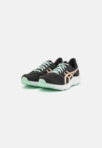 Chaussures de sport noires avec tige en maille, accents vert menthe et semelles blanches. Présente un marquage orange clair et des lacets texturés.