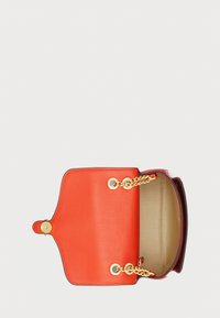 Oranje leren handtas met een textuur oppervlak, gouden kettingaccenten en een magnetische drukknoopsluiting. Open interieur met beige voering.