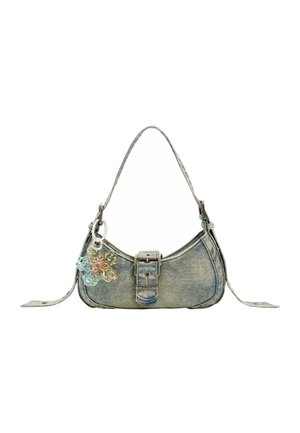 Sac bandoulière en denim avec fermeture à boucle et porte-clés fleur multicolore translucide attaché, isolé sur fond blanc.