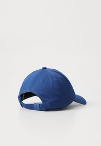 Casquette de baseball en coton bleu, forme structurée, visière incurvée, sangle réglable à l'arrière, œillets cousus pour la ventilation.