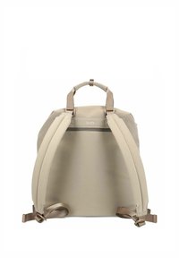 Zaino beige con spallacci imbottiti e regolabili e manico superiore. Dotato di una tasca frontale con cerniera e realizzato in materiale liscio e impermeabile.