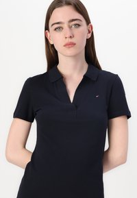 Tommy Hilfiger SLIM OPEN DRESS - Kjole - desert sky