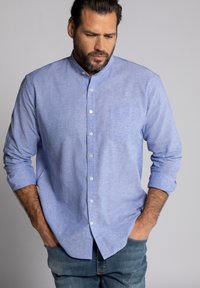 Himmelblaues Langarmhemd aus einem leinenähnlichen Stoff, mit Stehkragen, Knopfleiste, einer einzelnen Brusttasche und hochgerollten Ärmeln.