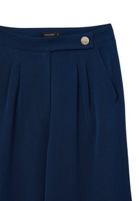 Pantaloni plissettati blu navy con texture liscia, dotati di un bottone decorativo dorato e tasche laterali. Etichetta del marchio: CALLIOPE, taglia S.