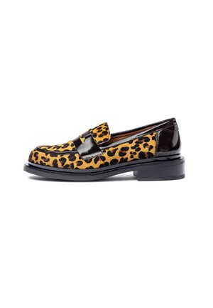 Loafer-stijl schoen met een bovenwerk van luipaardprint in geel en zwart, voorzien van een glanzende zwarte lakleren band en een lage, stevige hak.