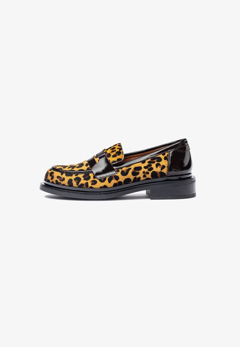 Loafer-stijl schoen met een bovenwerk van luipaardprint in geel en zwart, voorzien van een glanzende zwarte lakleren band en een lage, stevige hak.