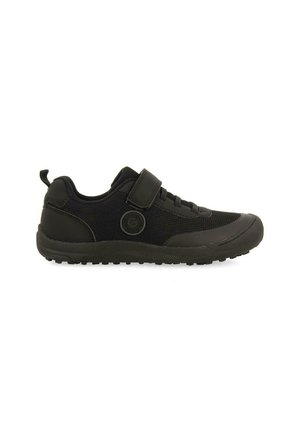 Baskets noires avec un dessus en mesh respirant, semelle en caoutchouc et une sangle velcro. Présente un logo circulaire sur le côté et une semelle texturée.