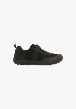 Zapatillas negras con parte superior de malla transpirable, suela de goma y una correa de velcro. Presenta un logo circular en el costado y una suela texturizada.