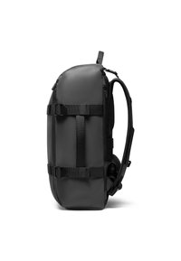 Mochila negra con un exterior resistente y suave, que cuenta con correas ajustables, un respaldo acolchado y hebillas laterales para un cierre seguro.