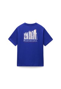 Blå kortærmet t-shirt med et grafisk design af farverige skielementer på ryggen, samt teksten "Napapijri geographic" i hvid. Fremstillet af bomuld.