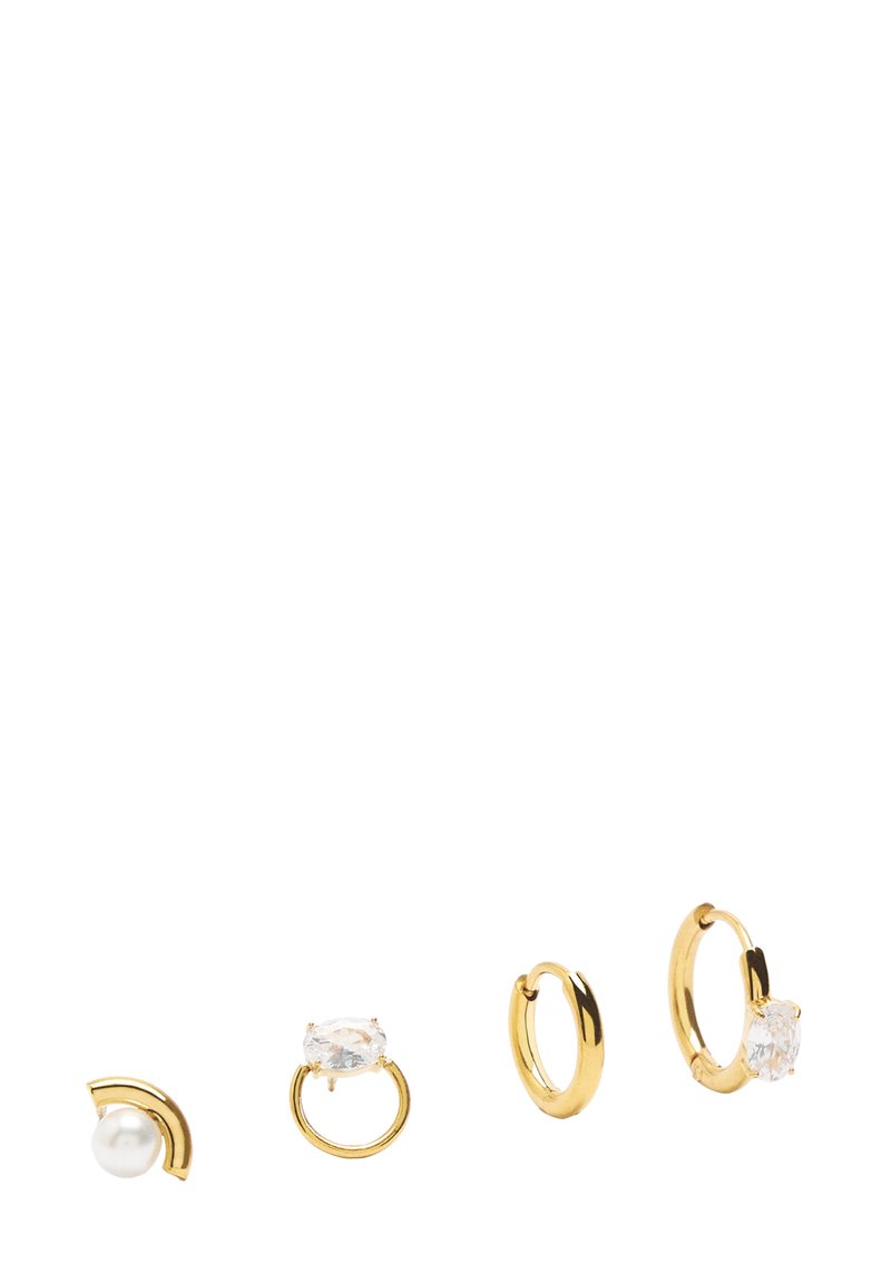 Cztery pary kolczyków: złoty metal o zakrzywionym wzorze, jeden z perłą, inny z przezroczystymi kamieniami, oraz gładka obręcz.