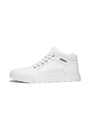 Weißer High-Top-Sneaker mit Schnürung vorne, gepolstertem Kragen, strukturierter Sohle und kleinem metallischem Markenlabel an der Seite.