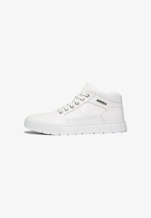 Weißer High-Top-Sneaker mit Schnürung vorne, gepolstertem Kragen, strukturierter Sohle und kleinem metallischem Markenlabel an der Seite.